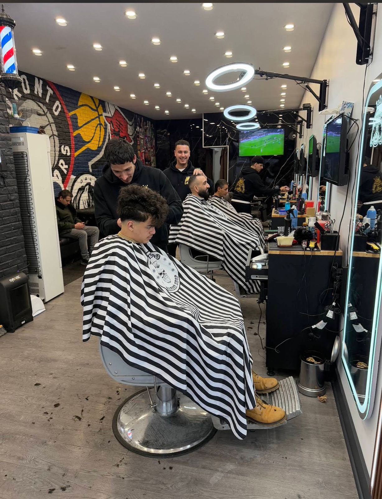 Le Barbier Double H — salon en pleine activité